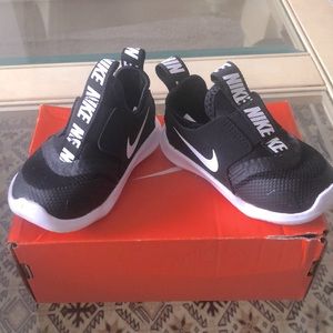 NIKE FLEX RUNNER. NWT.  Black and White. Size 5C